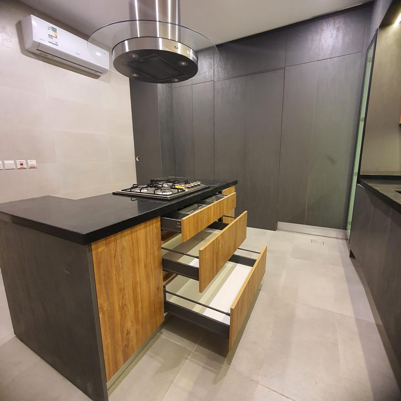 أبواب خشبية فاخرة: دليلك الشامل لاختيار الباب المثالي